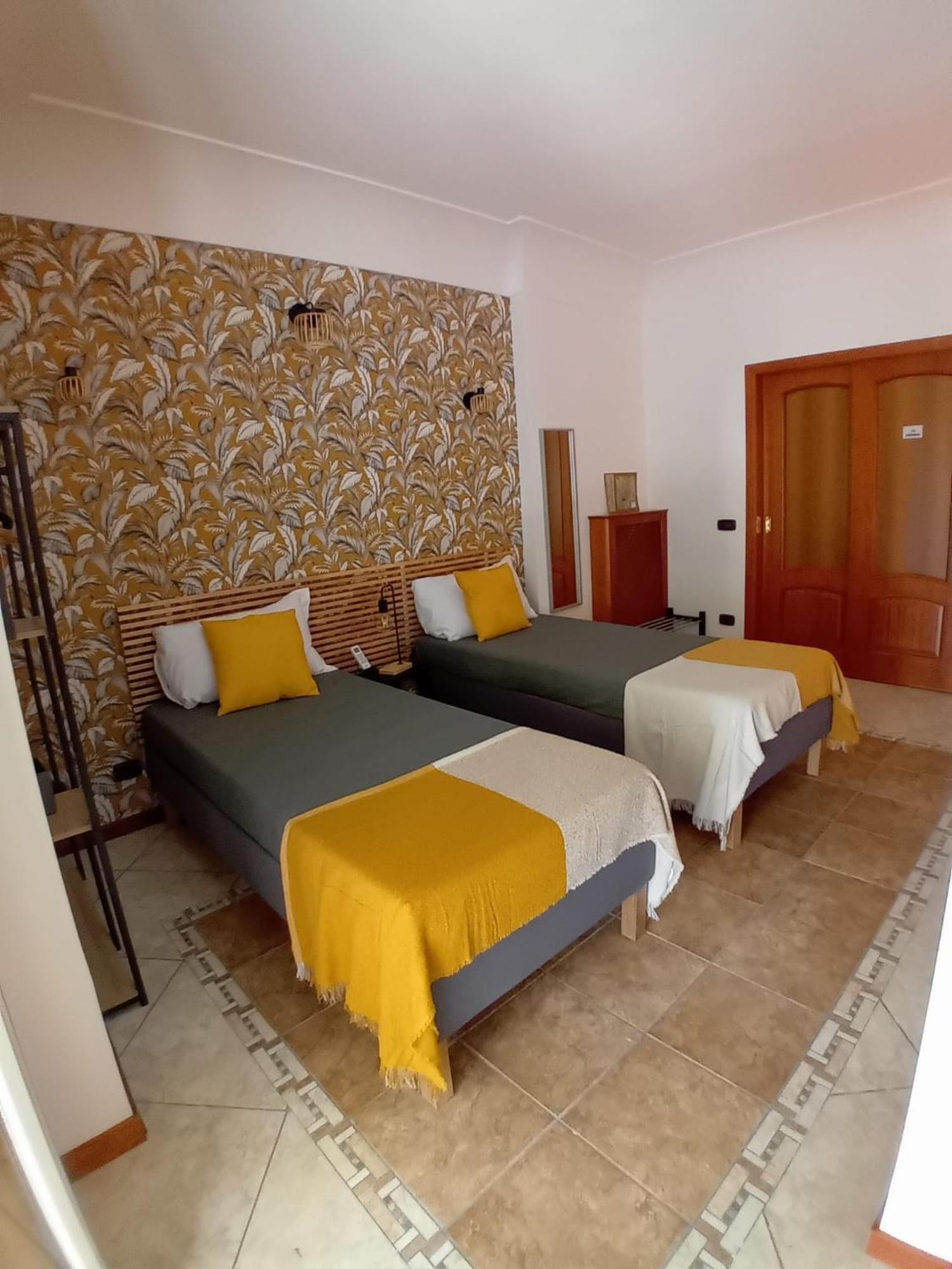 Reginella House Hotel Napoli Bagian luar foto