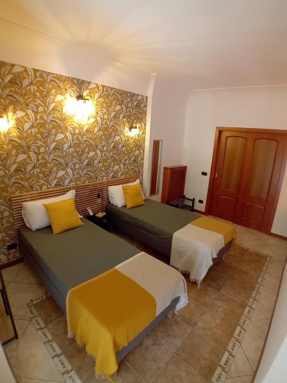 Reginella House Hotel Napoli Bagian luar foto