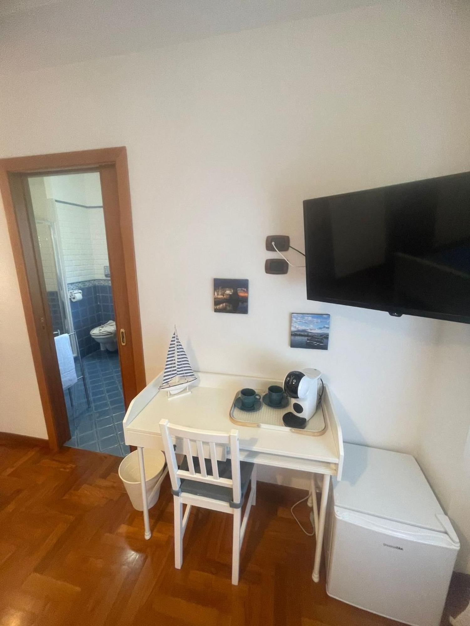 Reginella House Hotel Napoli Bagian luar foto