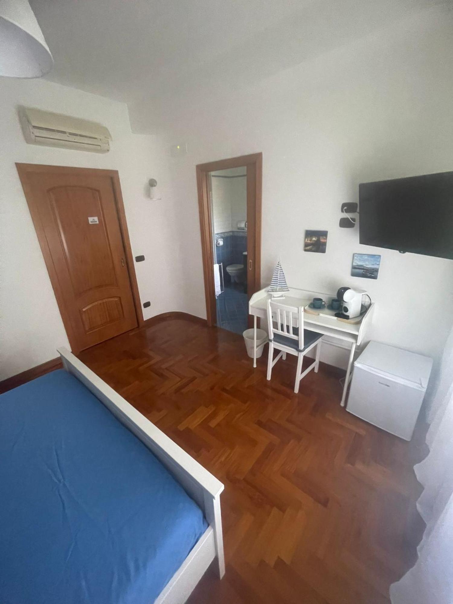 Reginella House Hotel Napoli Bagian luar foto