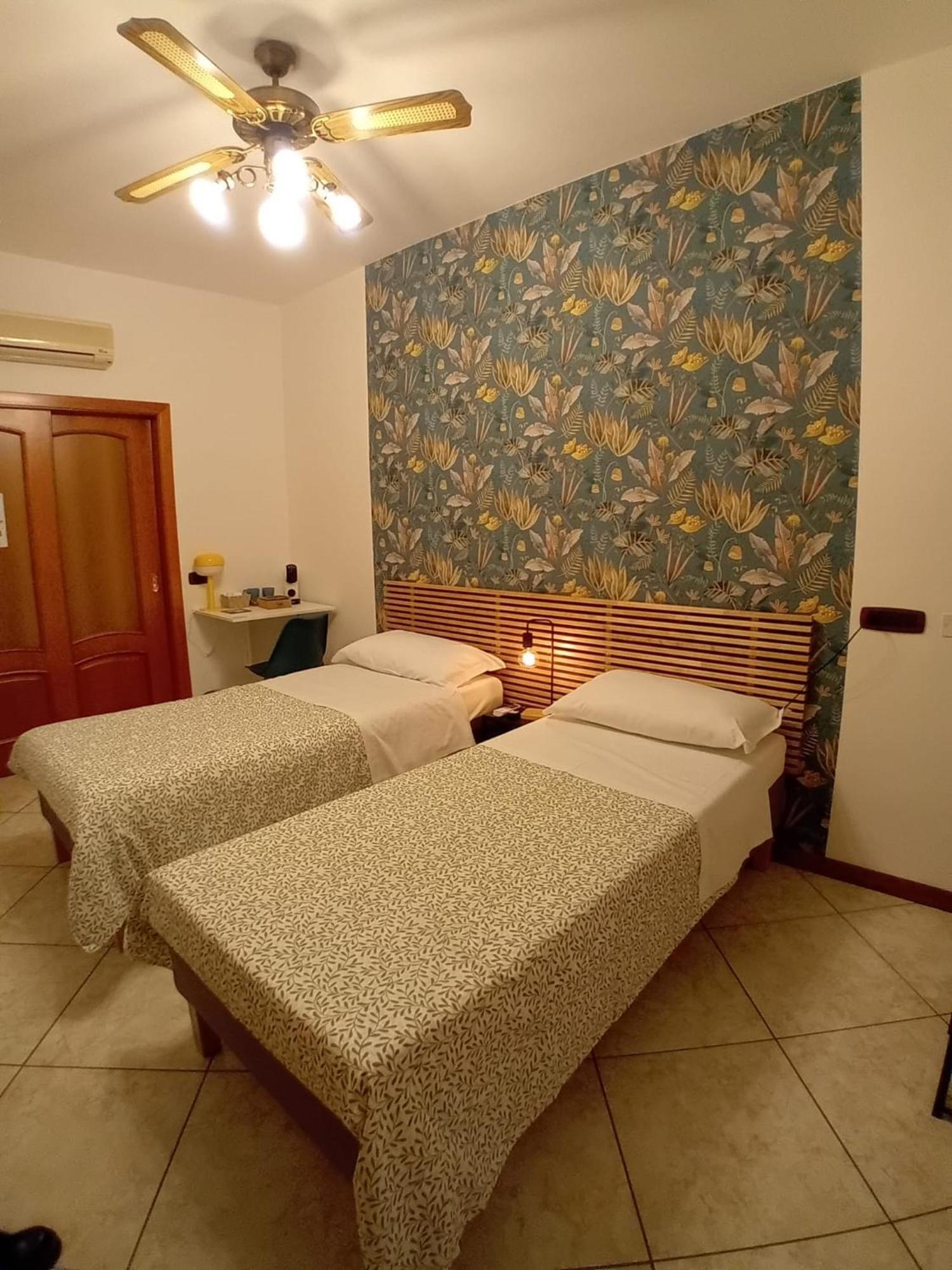Reginella House Hotel Napoli Bagian luar foto